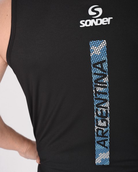 Musculosa de poliéster NEODRY negro estampa Argentina