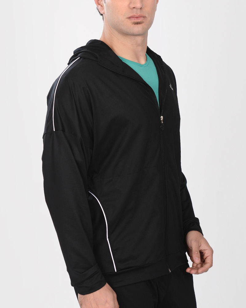 Campera de microfibra frisada negra, con vivos