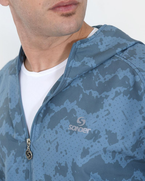Campera rompeviento de microfibra estampada mineral azul