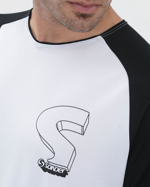 Remera de piqué ultraliviano blanco con mangas combinadas