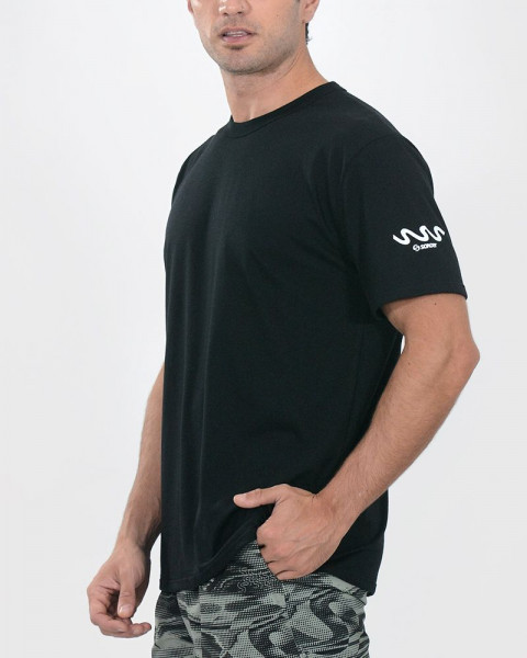 Remera de jersey liviano negra con estampa