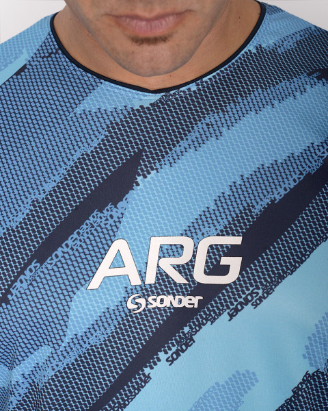 Remera de poliéster NEODRY estampado Tramo Celeste