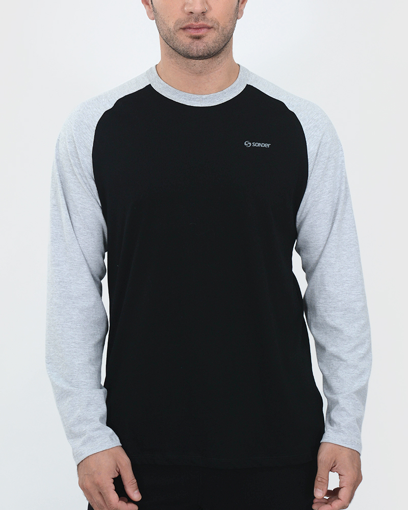 Remera de jersey negra con mangas combinadas