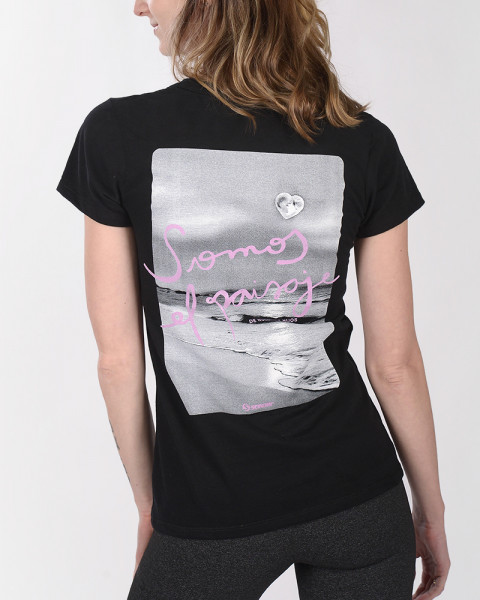 Remera clásica negra Má: Somos el paisaje