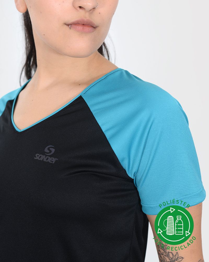 Remera de poliéster reciclado antibacterial negro combinada
