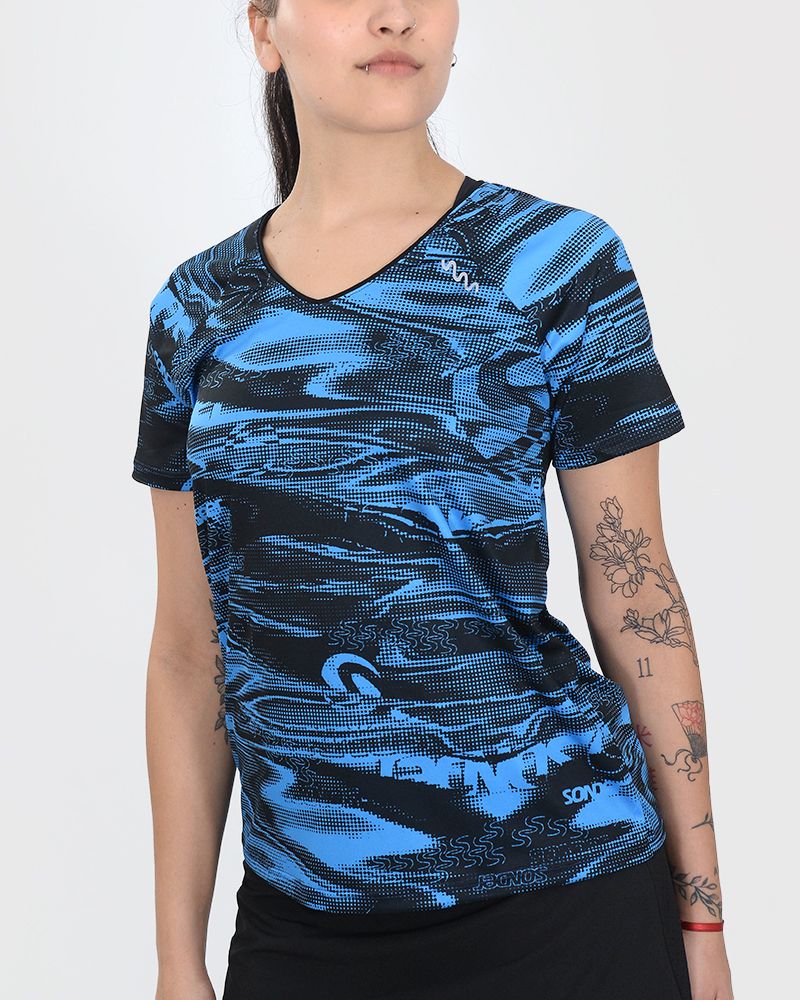 Remera escote en v de poliéster estampado duna azul