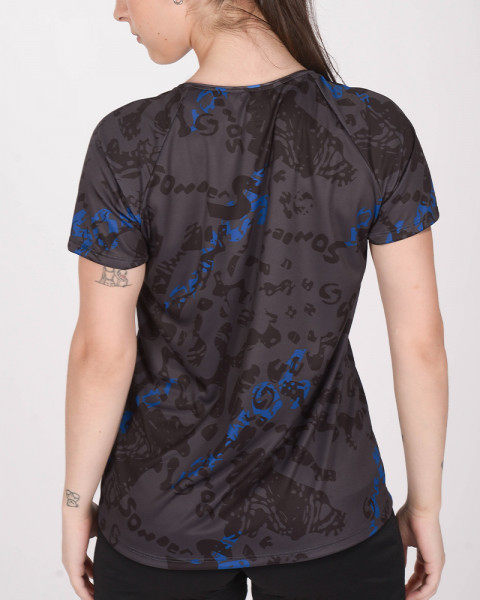 Remera de poliéster NEODRY estampado Senda Monocromo