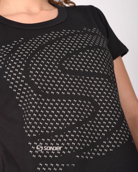 Remera de jersey liviana negra con estampa