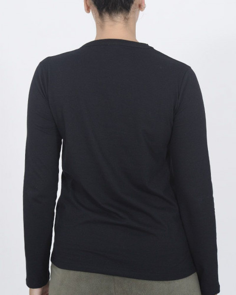 Remera con cuello cerrado negro con estampa