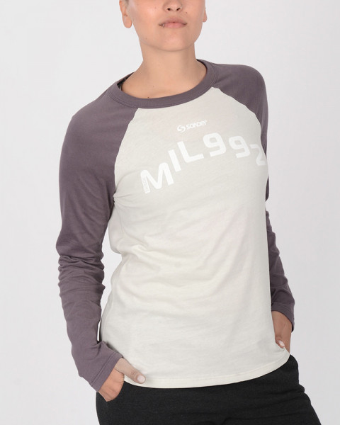 Remera de jersey cemento claro combinada