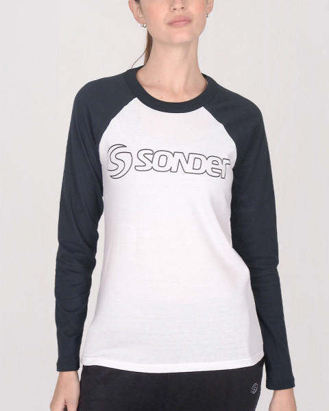 Remera de jersey blanco combinado con mangas negras y estampa