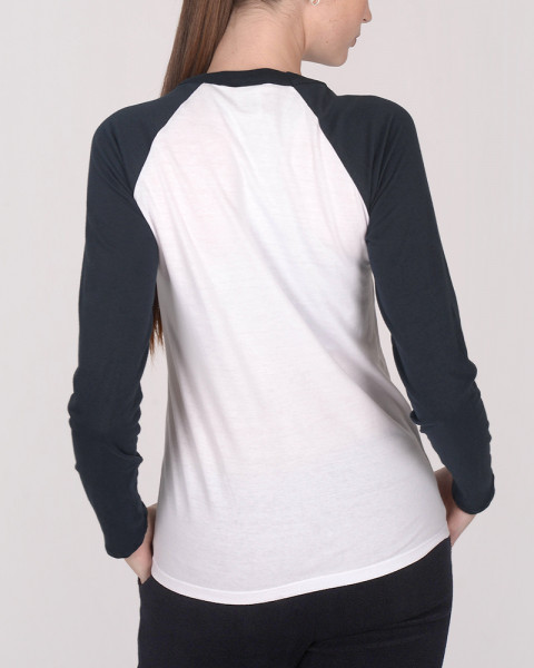 Remera de jersey blanco combinado con mangas negras y estampa