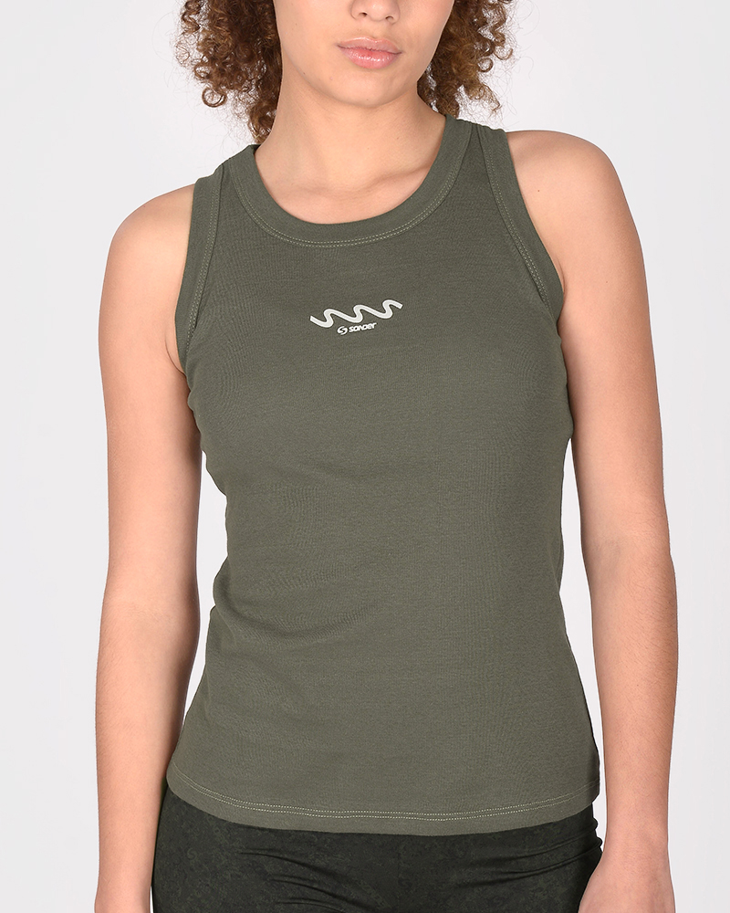 Musculosa cerrada de verde cemento