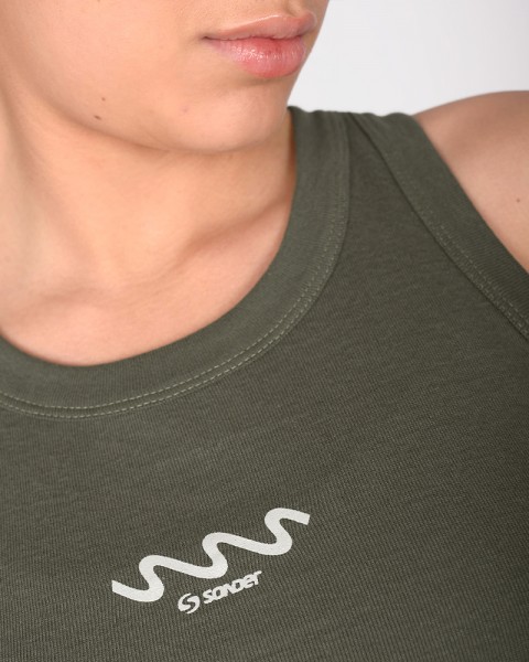 Musculosa cerrada de verde cemento