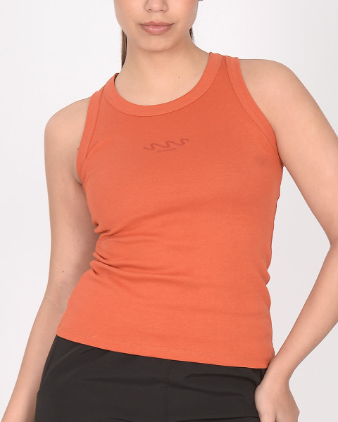 Musculosa cerrada de ribb caramelo