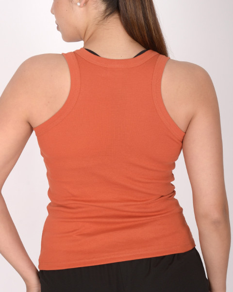 Musculosa cerrada de ribb caramelo