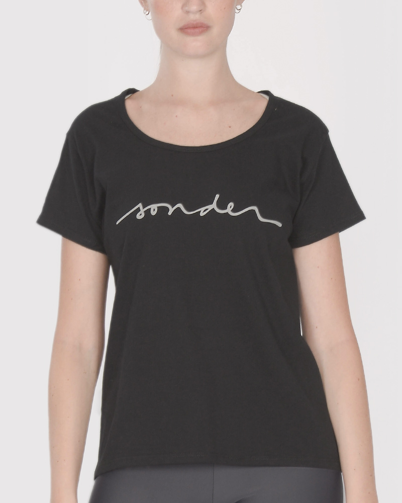 Remera corta de jersey negro con estampa