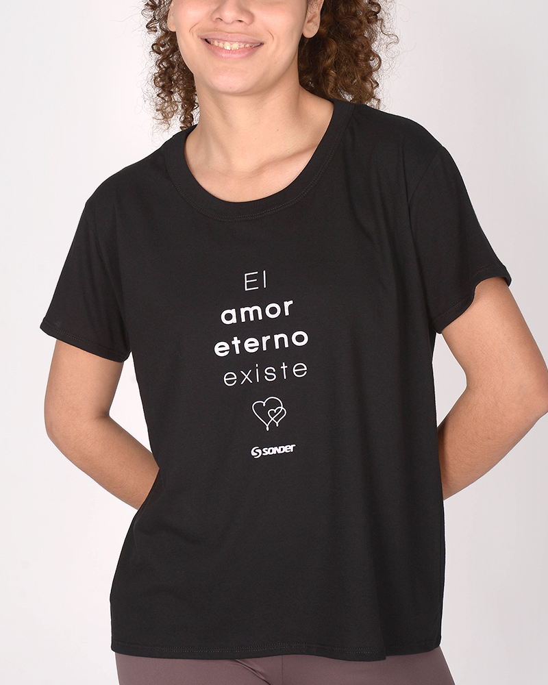 Remera suelta negro El amor eterno existe
