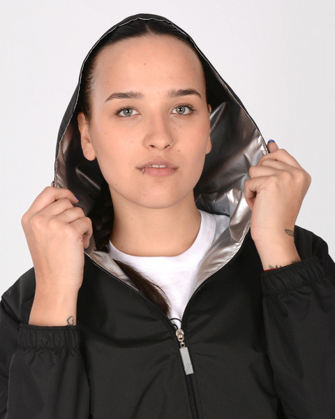 Campera impermeable negra con interior plateado