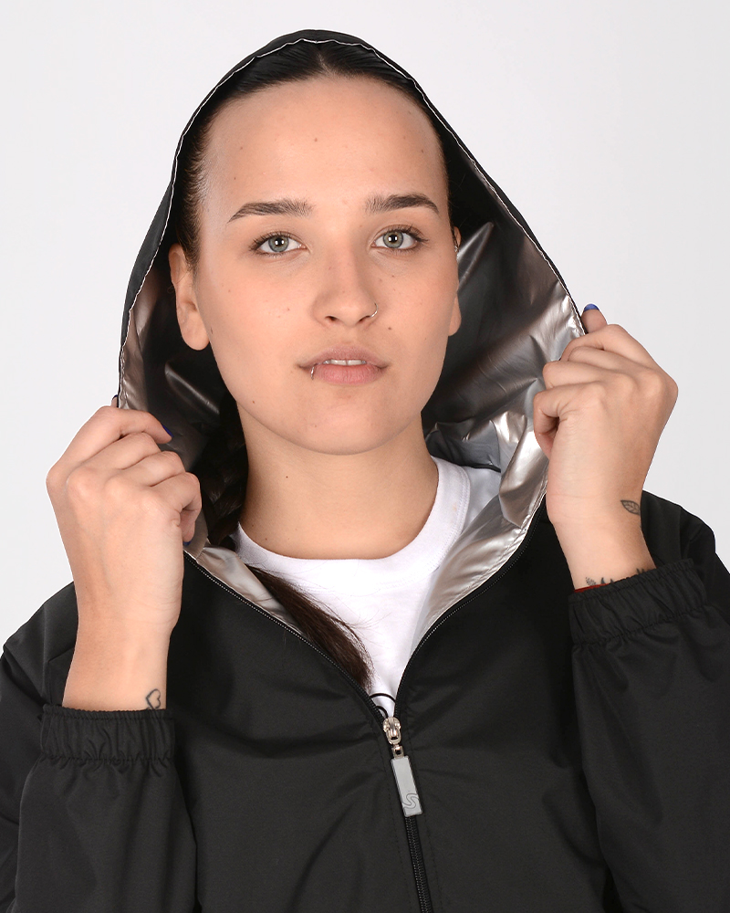 Campera impermeable negra con interior plateado