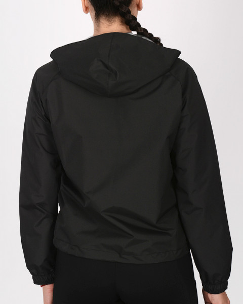 Campera impermeable negra con interior plateado