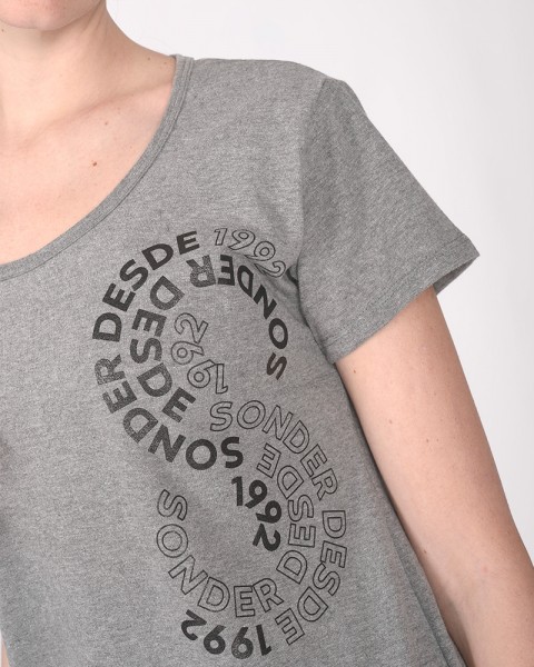 Remera larga y suelta de jersey gris melange con estampa