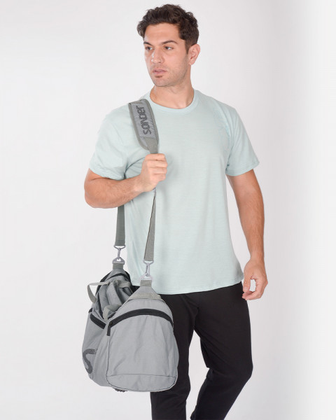 Bolso deportivo gris con estampa negra