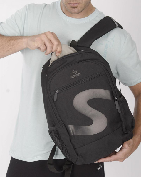 Mochila negra con estampa negra