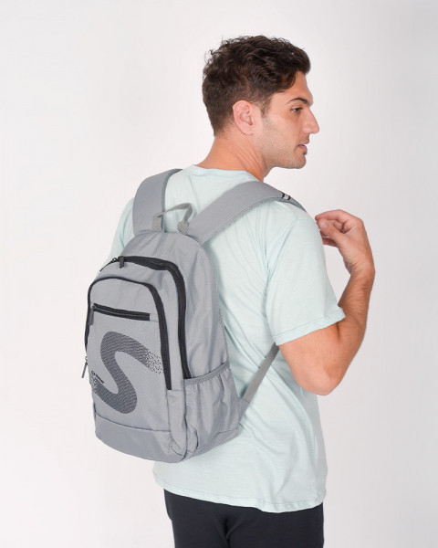 Mochila gris con estampa negra