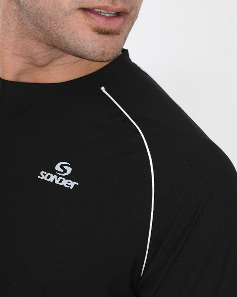 Remera entallada de poliéster calado negro con vivos