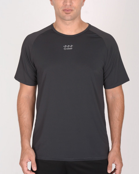 Remera entallada de poliéster elastizado gris plomo