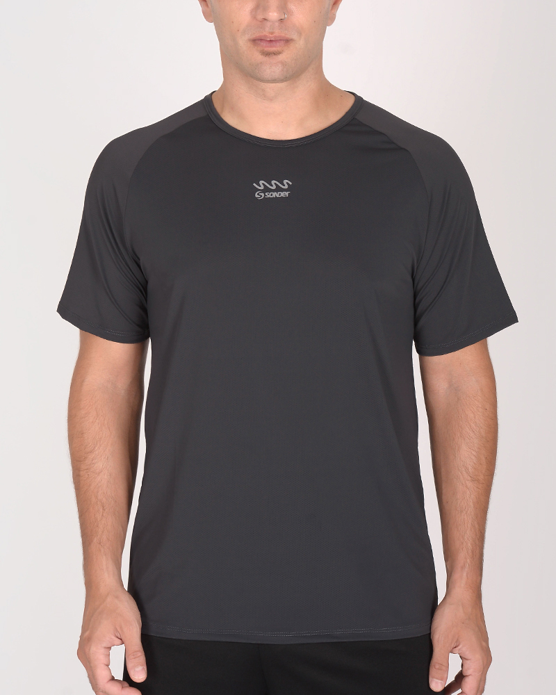 Remera entallada de poliéster elastizado gris plomo