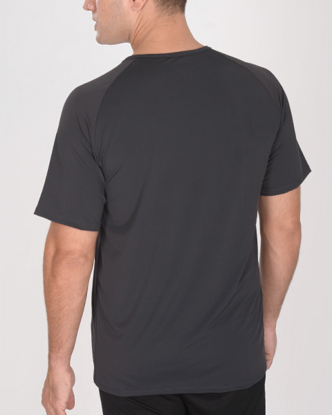 Remera entallada de poliéster elastizado gris plomo