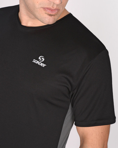 Remera entallada de poliéster Neodry negro