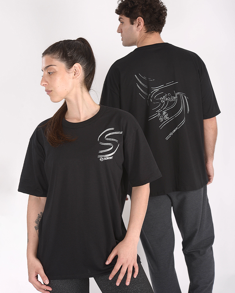 Remera oversize de jersey liviano negro con estampas