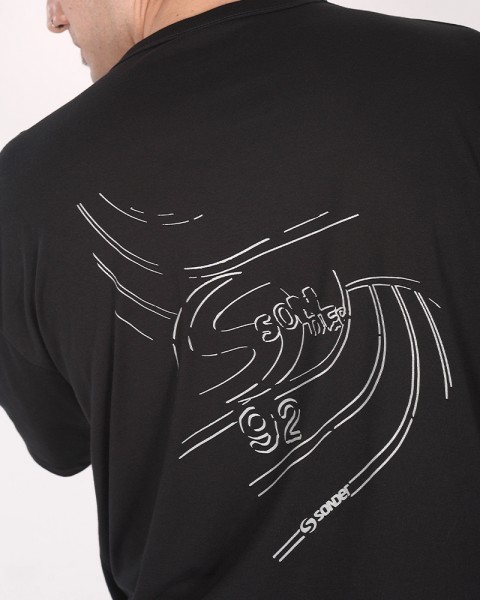 Remera oversize de jersey liviano negro con estampas