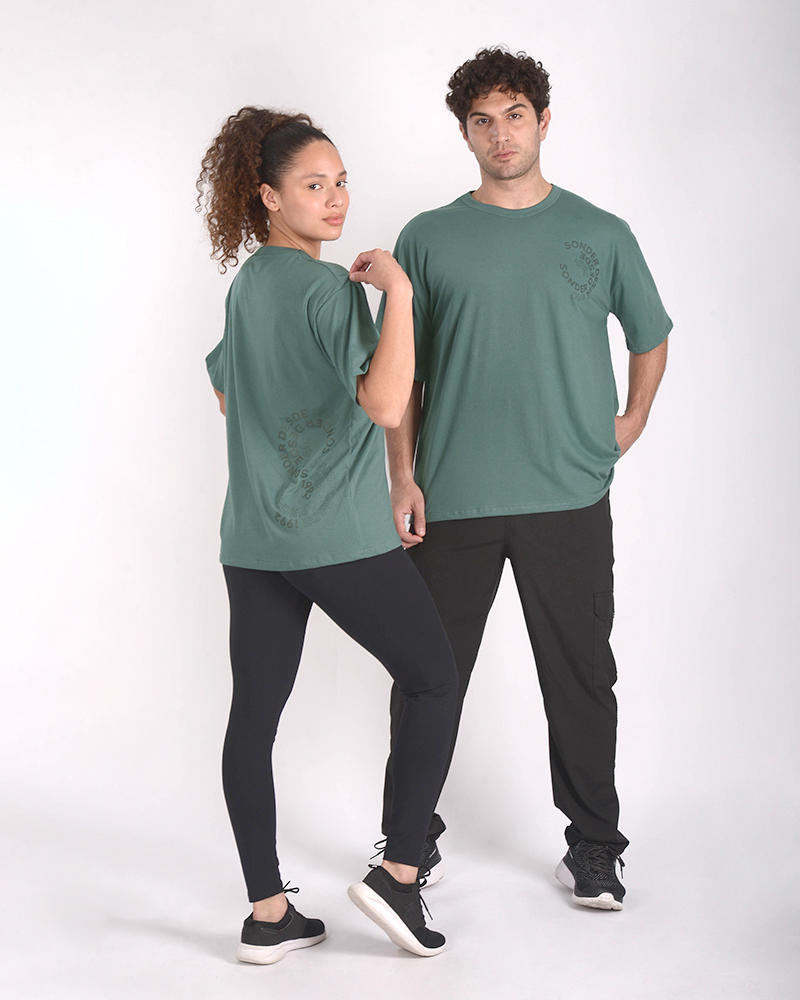 Remera oversize de jersey liviano verde con estampas