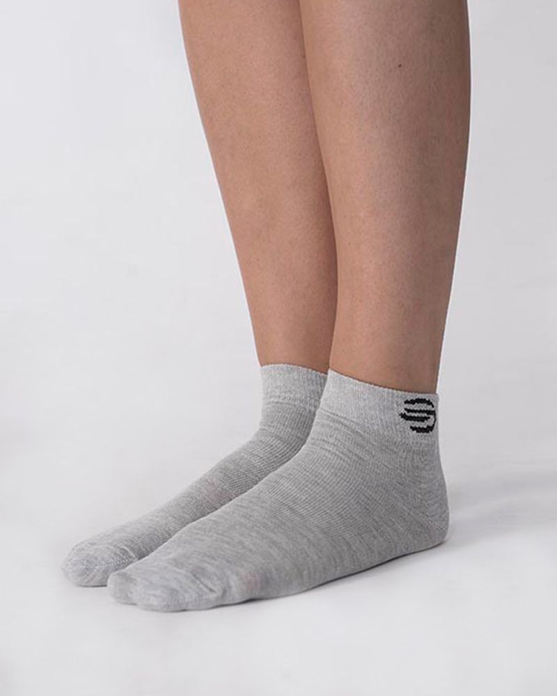 Soquetes gris con isotipo