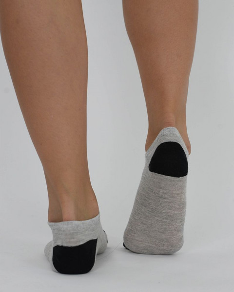 Soquete con toalla gris