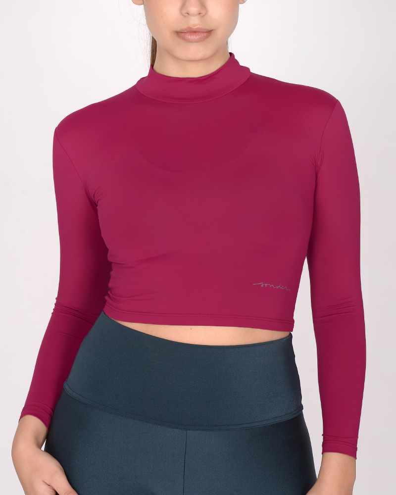 Remera polera entallada corta de seda guinda