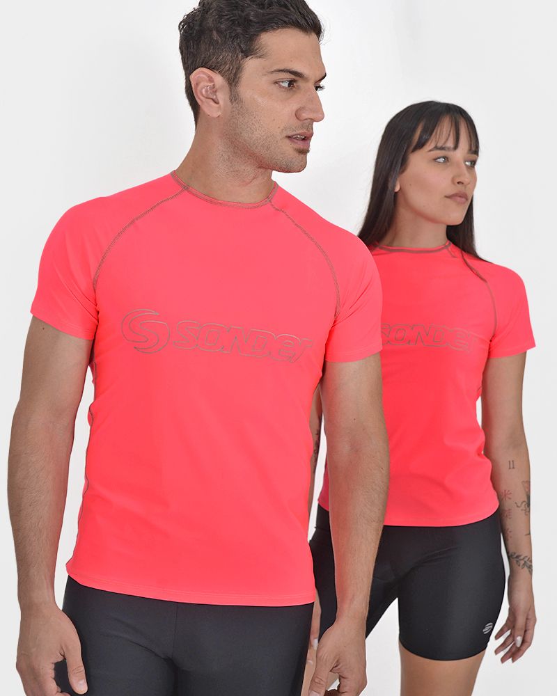 Remera de LYCRA con protección UV coral flúo