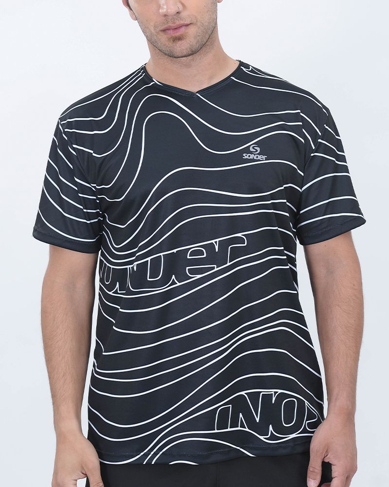 Remera de poliéster estampado isobara negro