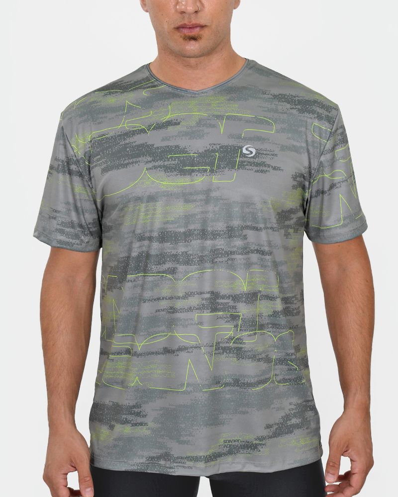 Remera de poliéster estampado camo lima