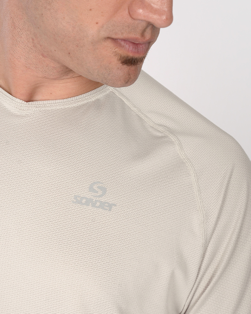 Remera de poliéster tramado cemento