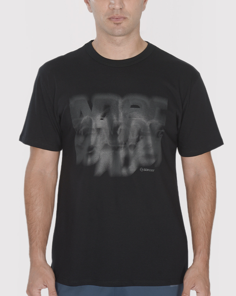 Remera de jersey negro con estampa