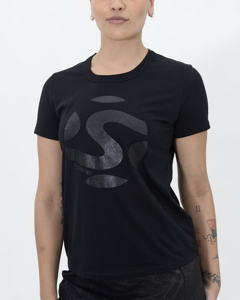 Remera de jersey liviano negro con estampa