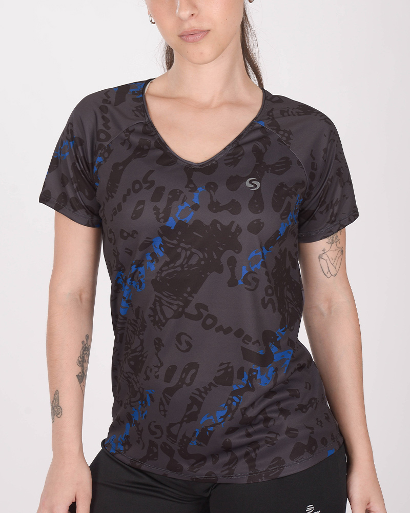 Remera de poliéster NEODRY estampado Senda Monocromo