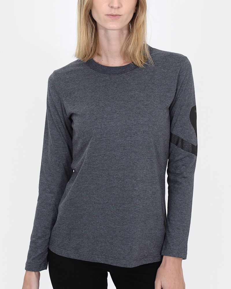 Remera de jersey liviano gris oscuro melange con estampa