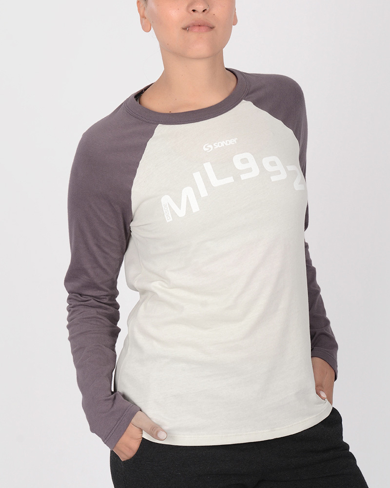 Remera de jersey cemento claro combinada
