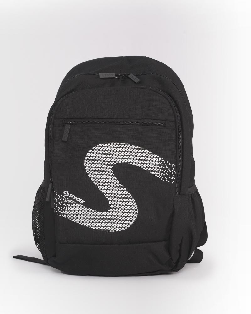 Mochila negra con estampa blanca